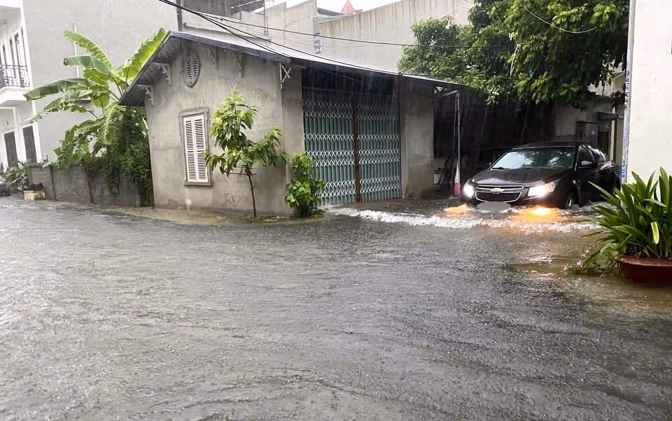 Đến 10h sáng nay trời vẫn mưa to không ngớt. Ảnh: CTV