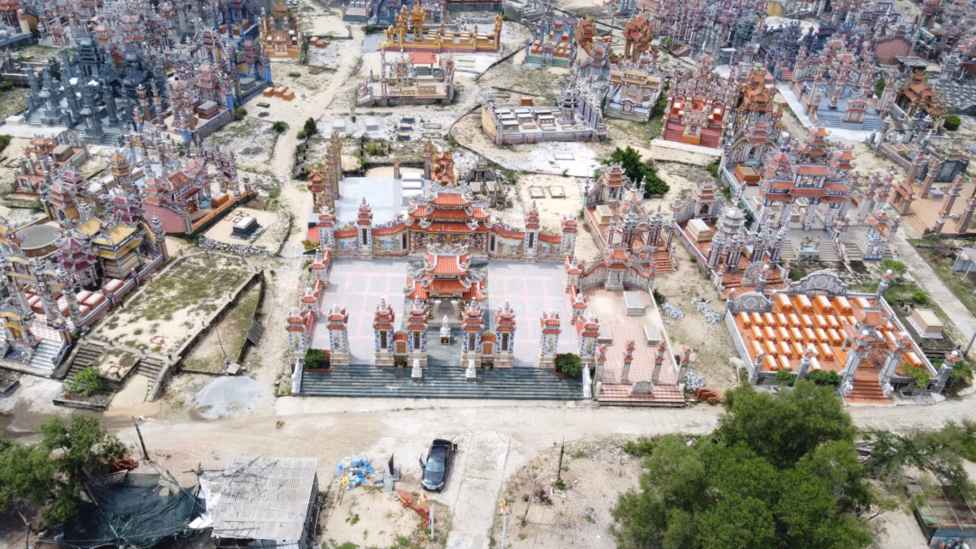 Ngôi lăng mộ xây sẵn của vợ chồng ông Hồ Thiết (SN 1937) và bà Văn Thị Thuận (SN 1938) vừa mới được họ đầu tư với kinh phí khoảng 3 tỉ đồng.