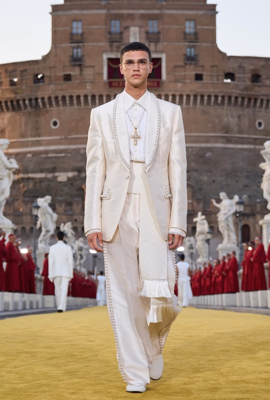 Thời trang cao cấp và sự tái hiện nghi lễ tôn giáo: Sự giao thoa giữa tín ngưỡng và nghệ thuật Khi thời trang cũng hướng đến niềm tin - Ảnh 7