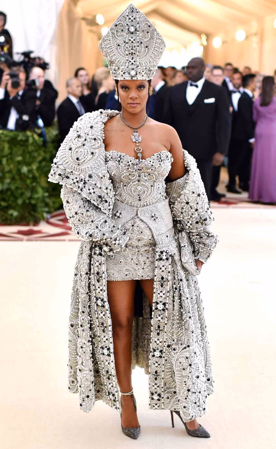 Thời trang cao cấp và sự tái hiện nghi lễ tôn giáo: Sự giao thoa giữa tín ngưỡng và nghệ thuật Khi thời trang cũng hướng đến niềm tin - Ảnh 2