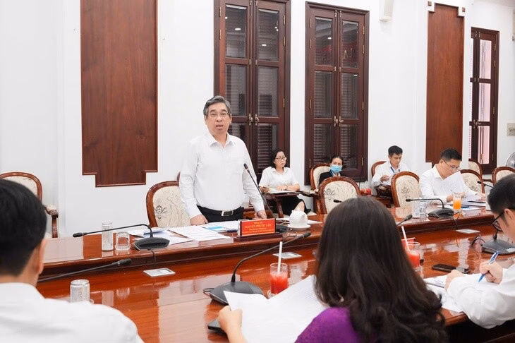 TP HCM đề xuất hỗ trợ mua thẻ bảo hiểm y tế cho nhiều đối tượng Giám đốc Bảo hiểm xã hội TP.HCM Lò Quân Hiệp báo cáo - Ảnh: HỮU HẠNH