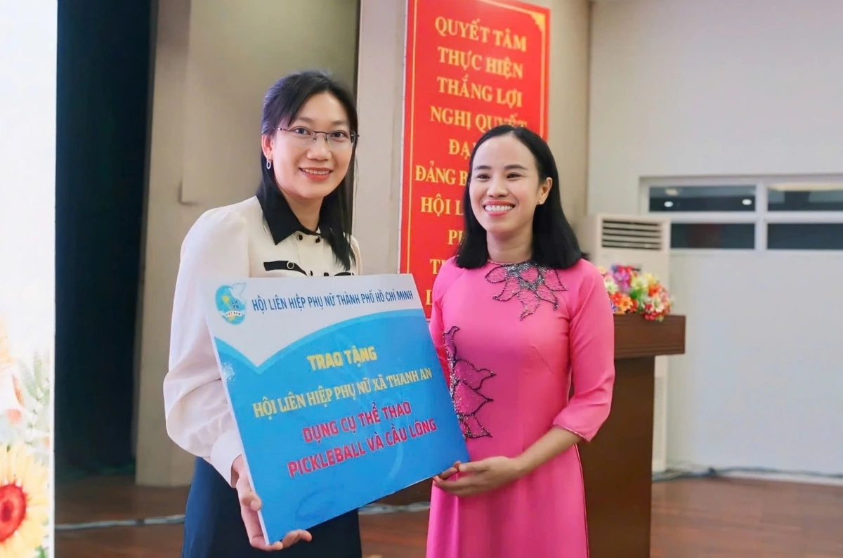 Bà Võ Ngọc Thanh Trúc (phải), Phó Chủ tịch Ủy ban MTTQ Việt Nam TPHCM, Chủ tịch Hội LHPN TPHCM