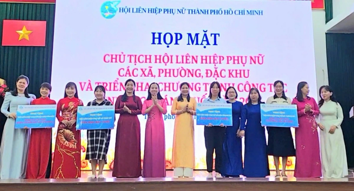 Tặng quà cho các cơ sở Hội ở vị trí xa trung tâm thành phố