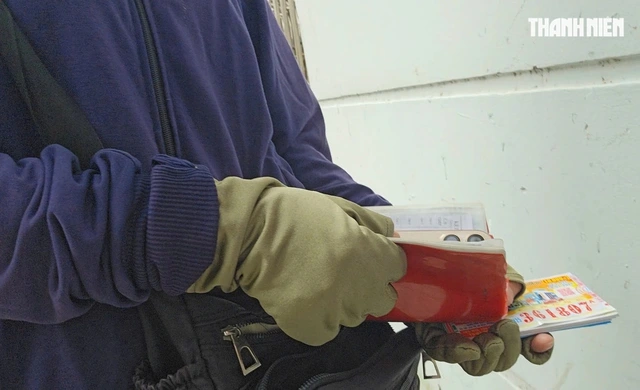 Chiếc iPhone giả để gọn trong cuốn sổ xổ số