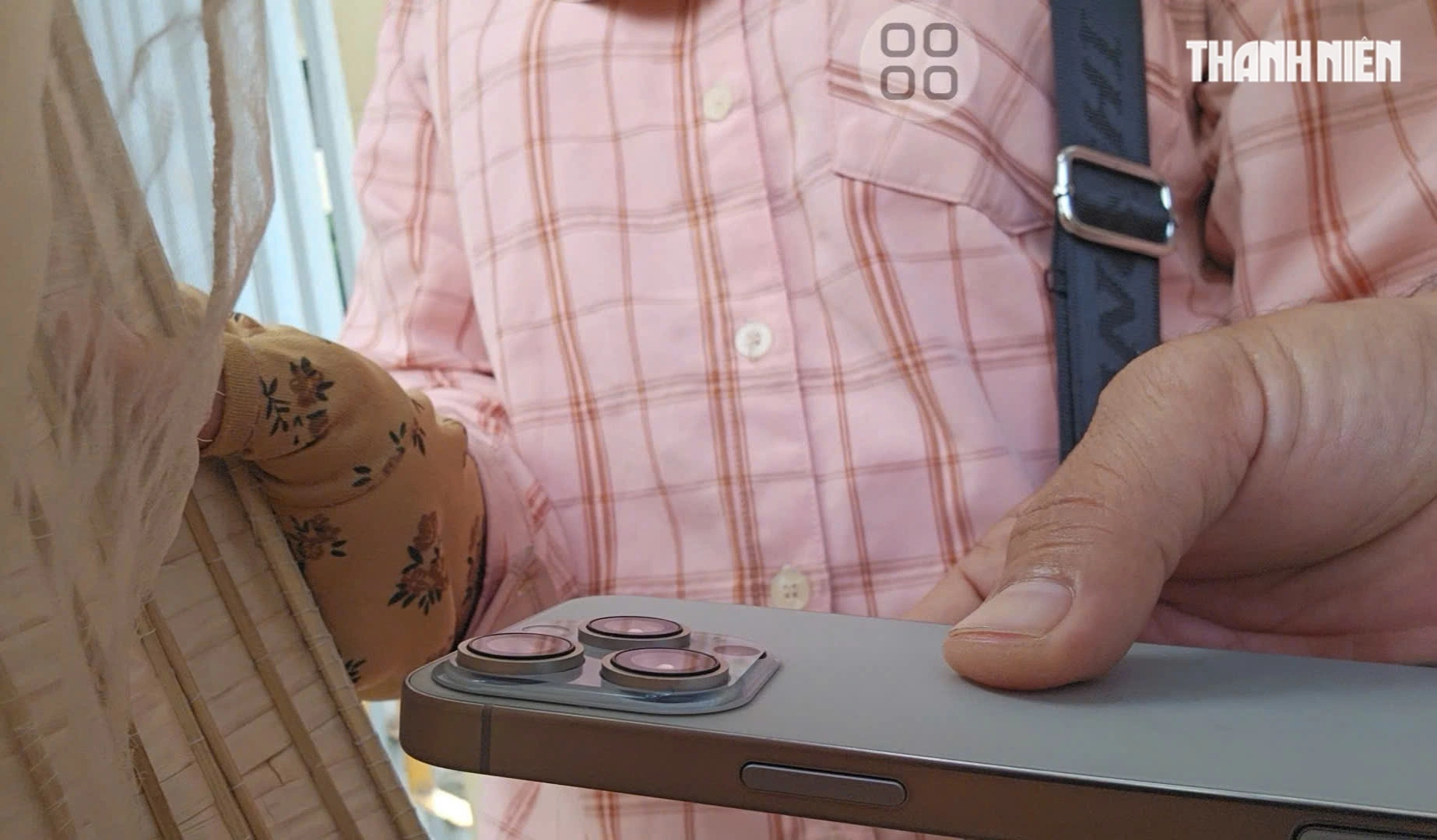 Người bán vé số dùng nón lá che chắn để chào bán chiếc điện thoại iPhone giả trước Bệnh viện Đại học Y Dược TP.HCM