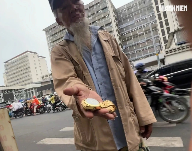 Không chỉ điện thoại giả, đồng hồ giả cũng được chào hàng