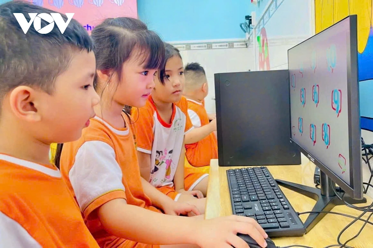 Tiếp cận với máy tính, con chuột và bàn phím giúp khơi gợi sự tò mò với trẻ mầm non