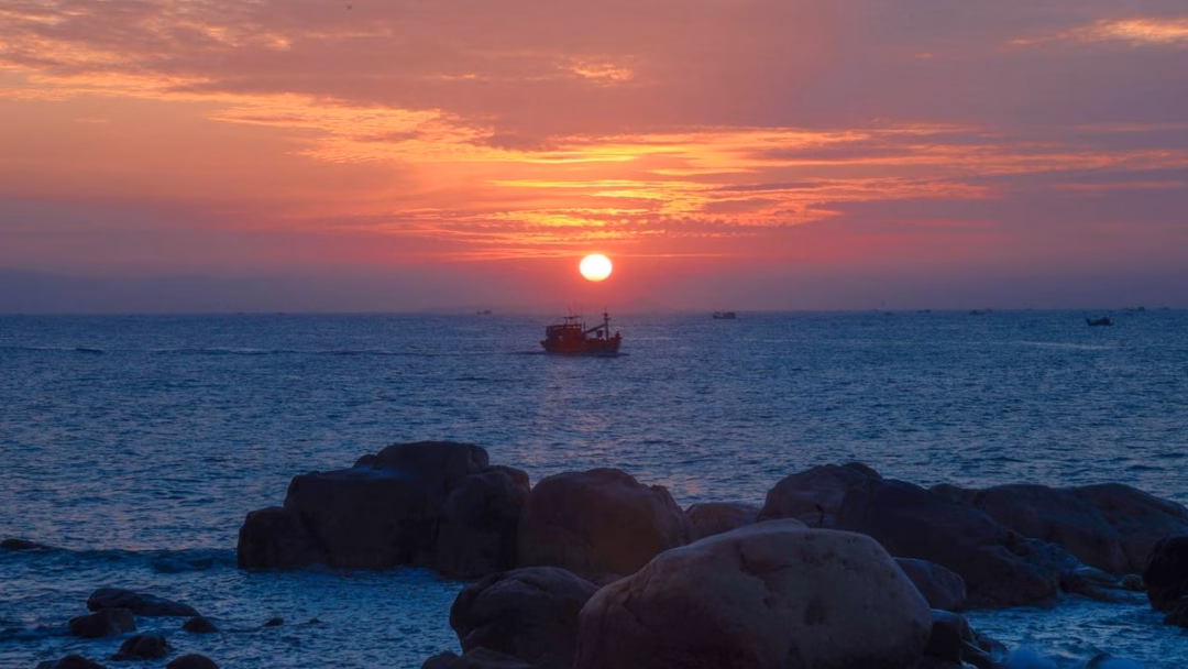 Trẻ em được hướng dẫn sử dụng Internet an toàn tại thư viện tỉnh Cắm trại, ngắm bình minh bên biển Mũi Trọ ở Lâm Đồng