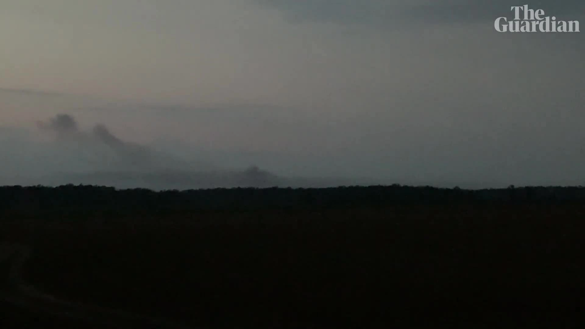 Ukraine: Thành phố Pavlograd bị tấn công dữ dội, nhiều nhà máy, toà nhà và trạm cứu hỏa bị hư hại Những vụ nổ lớn xảy ra trong cuộc tập kích của Ukraine tại thành phố Pavlograd, miền đông Ukraine, rạng sáng 19/7. Video: Guardian