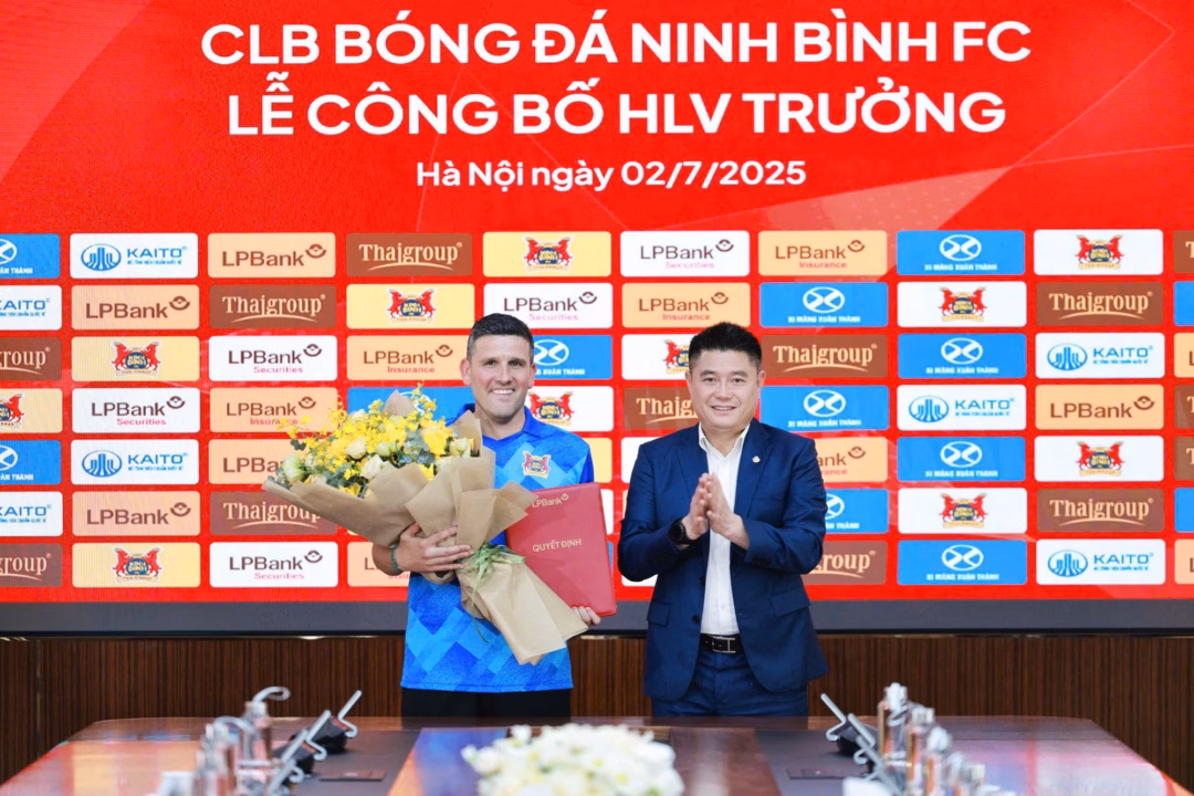 Tân HLV Gerard Albadalejo của đội Ninh Bình