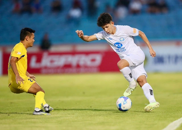 CLB Nam Định (phải) sẽ vấp phải sự cạnh tranh quyết liệt tại V-League 2025-2026