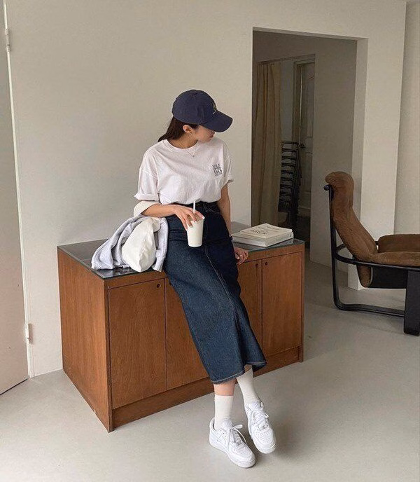 Váy denim cá tính và năng động phối cùng áo phông trắng cơ bản nhưng không hề nhàm chán mà rất phù hợp để diện đi làm hay đi chơi.