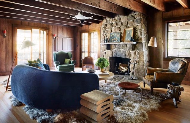 Khi Hathaway và chồng mình là Shulman tình cờ biết đến căn nhà, cả hai đã lập tức bị thu hút. Họ quyết định cải tạo lại không gian sống này cùng với nhà thiết kế danh tiếng Pamela Shamshiri – người có tên trong danh sách AD100.