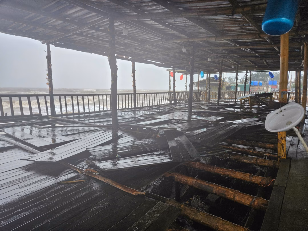 Những sàn gỗ của các nhà hàng ven biển đã bị những con sóng lật tung, nằm ngổn ngang