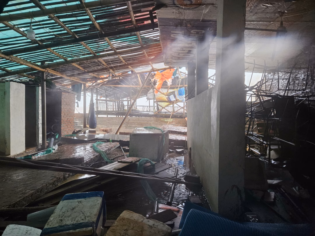 Mảng tường phía sau nhà hàng của anh Nguyễn Văn Miên đổ sập. Anh cho biết, năm nay nước biển dâng cao hơn bình thường khoảng 2 m nên gây thiệt hại lớn.