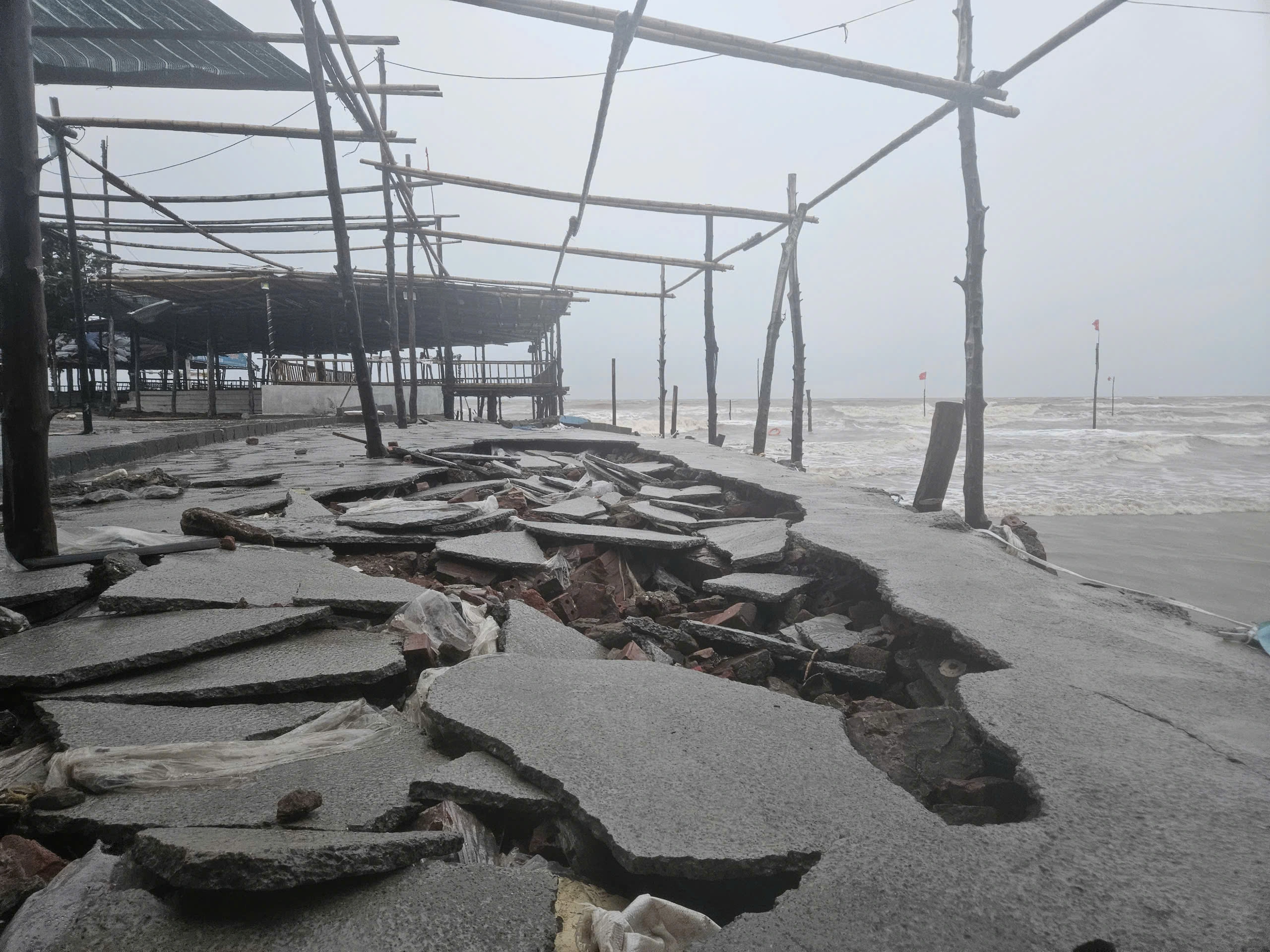 Nền xi măng tại ở một số nhà hàng bị nứt gãy do nước biển dâng và sóng to