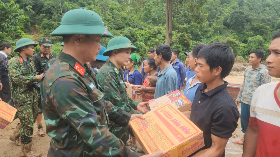 Lực lượng bộ đội biên phòng trao đồ cứu trợ cho bà con vùng bị cô lập do bão lũ