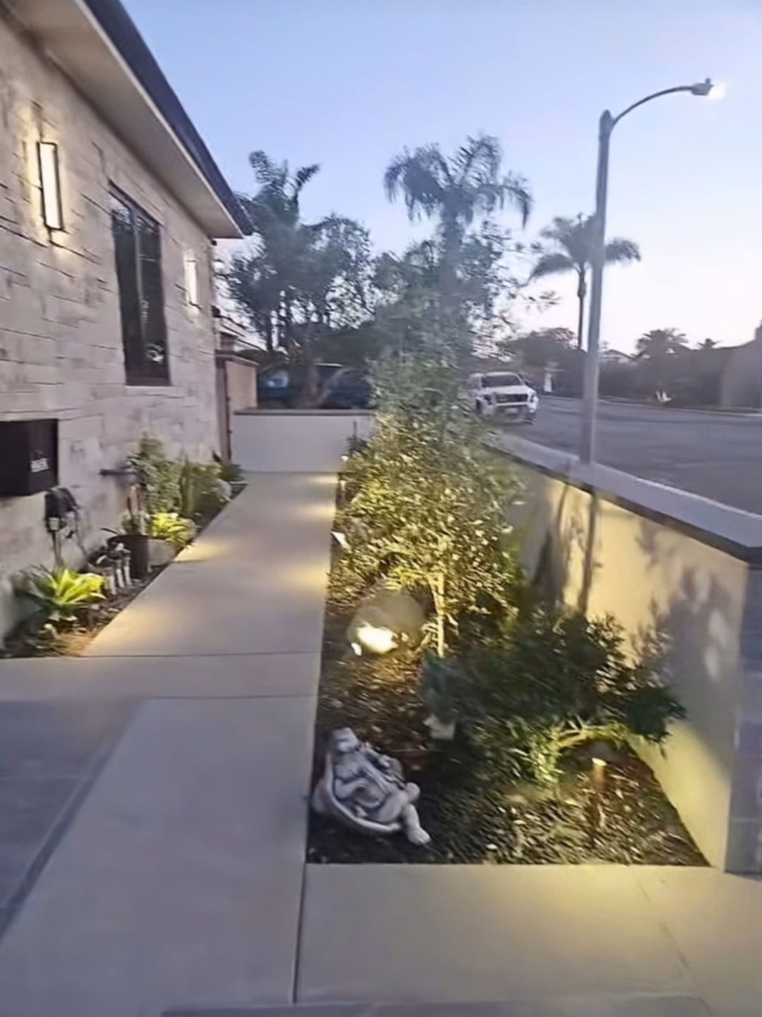 Trước nhà ca sĩ Hương Thủy.