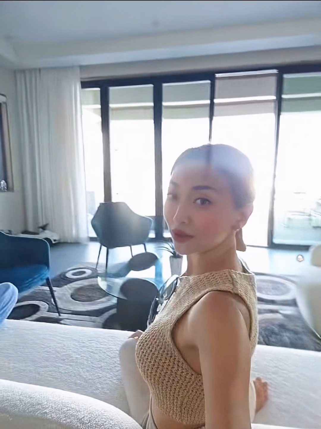 Nội thất pha trộn giữa hiện đại và màu sắc Địa Trung Hải.