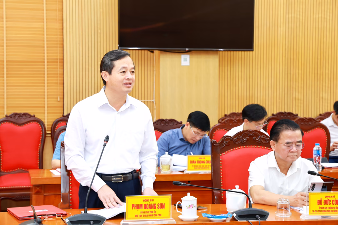 Đồng chí Phạm Hoàng Sơn, Phó Bí thư Tỉnh ủy, Chủ tịch UBND tỉnh phát biểu tại Hội nghị