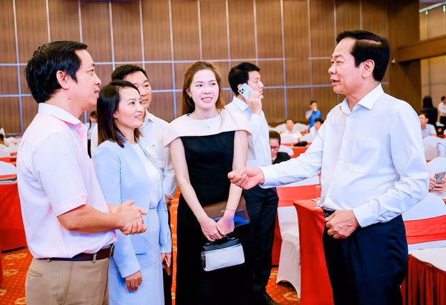 Bí thư Thành ủy Cần Thơ Đỗ Thanh Bình trao đổi với doanh nghiệp, nhà đầu tư tại buổi họp mặt