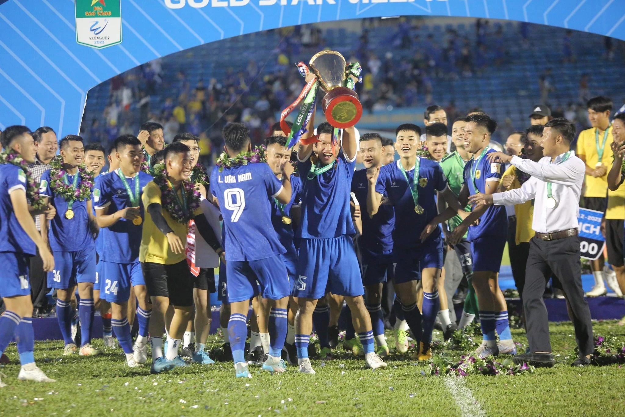 Đông Triều cùng CLB Quảng Nam vô địch giải hạng nhất, trở lại V-League 2023 - 2024