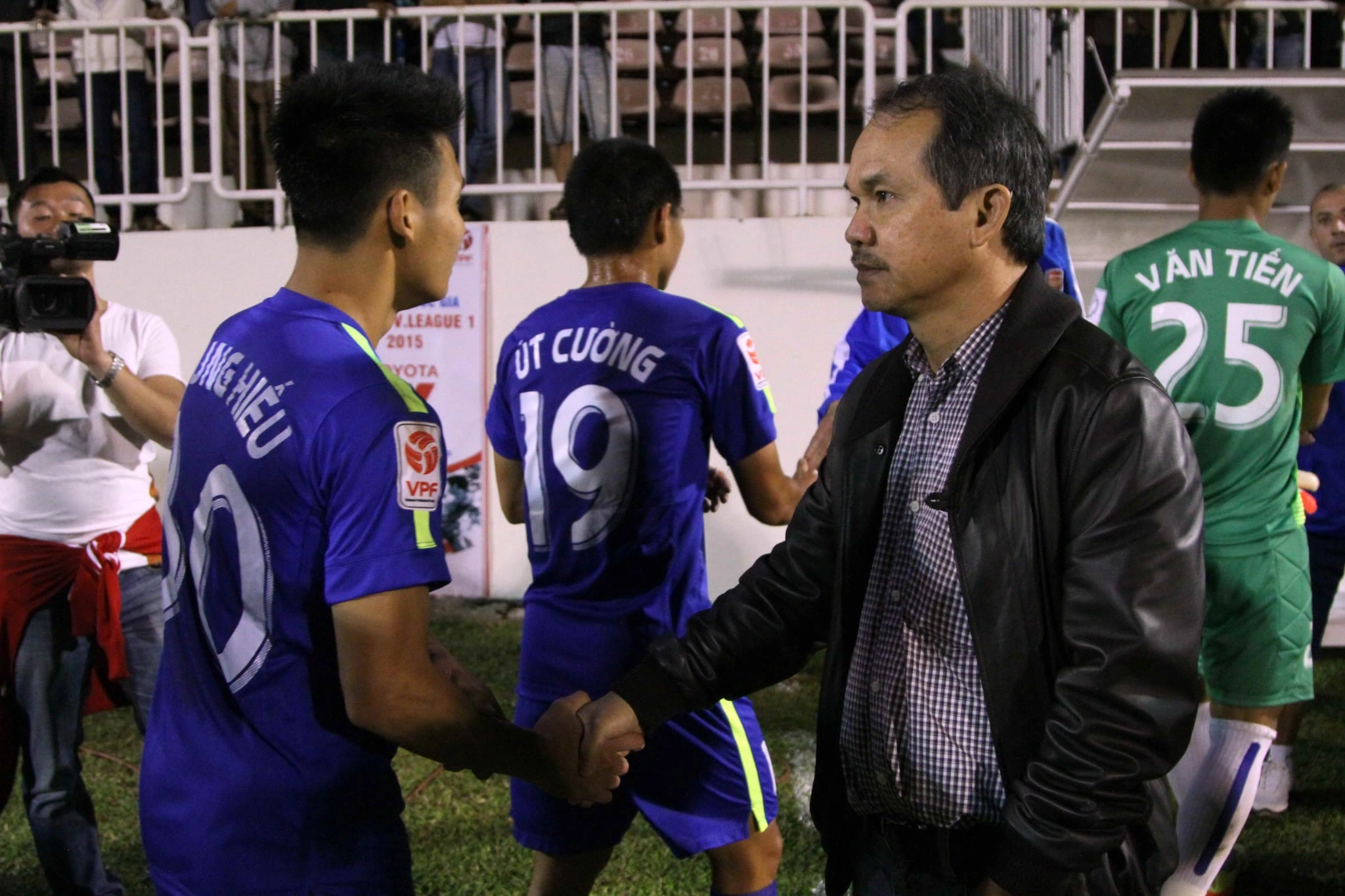 Bầu Đức luôn muốn các cầu thủ của mình học tốt song song bóng đá và văn hóa