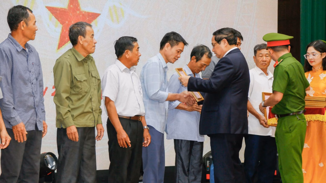 Thủ tướng trao thông báo kết quả giám định ADN hài cốt liệt sĩ cho đại diện gia đình liệt sĩ. Ảnh: Phùng Anh.