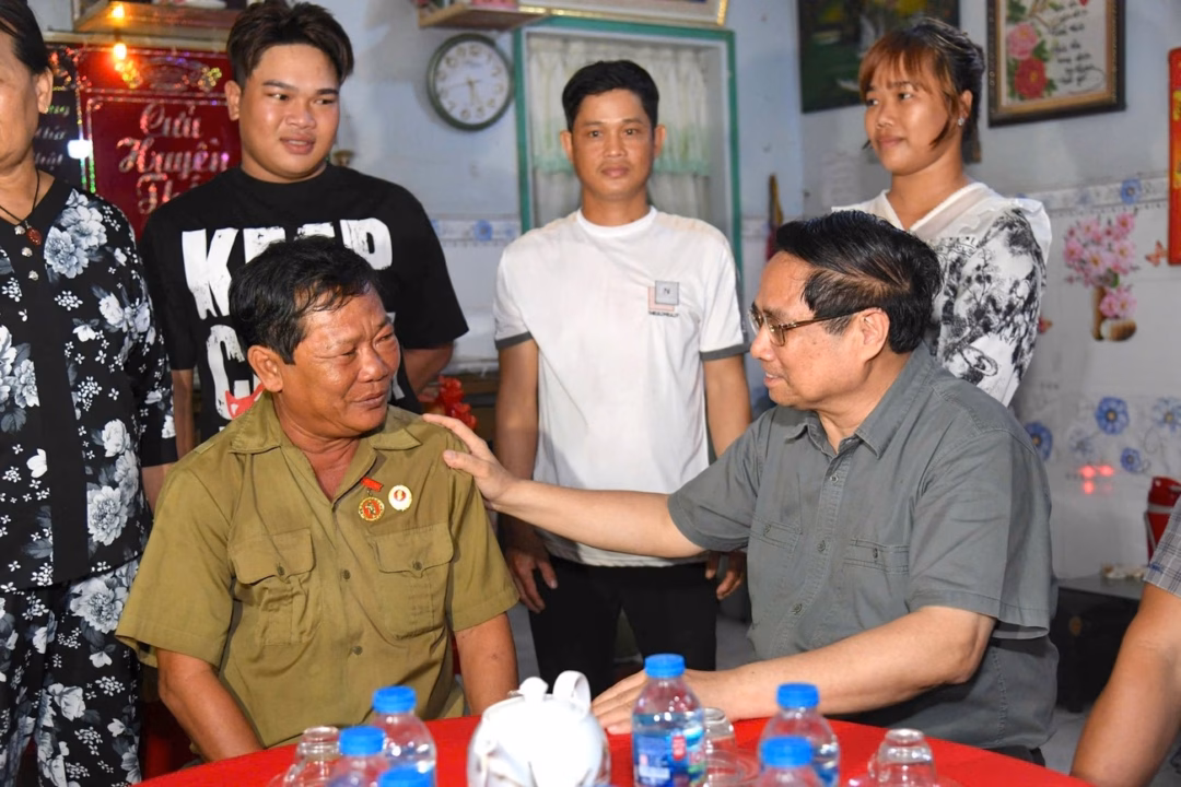 Thủ tướng thắp hương tri ân liệt sĩ, thăm gia đình chính sách An Giang