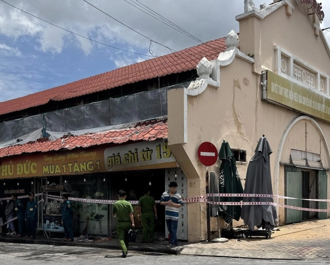 Cháy kiot chợ Thủ Đức, người dân dùng bình chữa cháy mini dập lửa Nhiều đồ đạc trong kiot bị thiêu rụi, biểu hiệu ám khói đen sau vụ cháy. Ảnh: Đình Văn