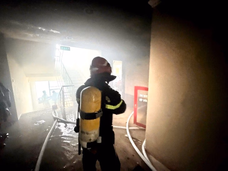 Cháy tại khu đô thị Ciputra: Cảnh sát nhanh chóng khống chế, không gây thiệt hại về người Cháy căn hộ trong chung cư E1 Ciputra, 47 người thoát nạn - Ảnh 3.