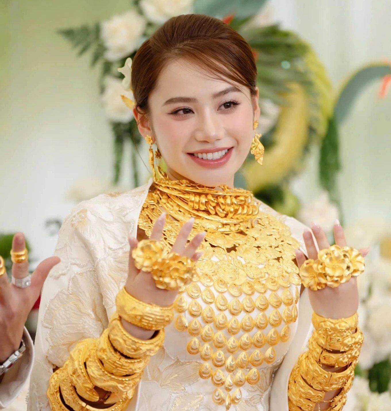 Cô dâu Minh Thư được tặng rất nhiều vàng trong ngày đám hỏi