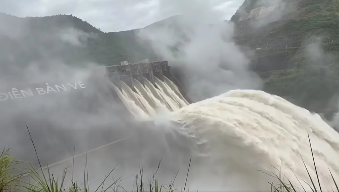 Hồ thủy điện Bản Vẽ xả nước.