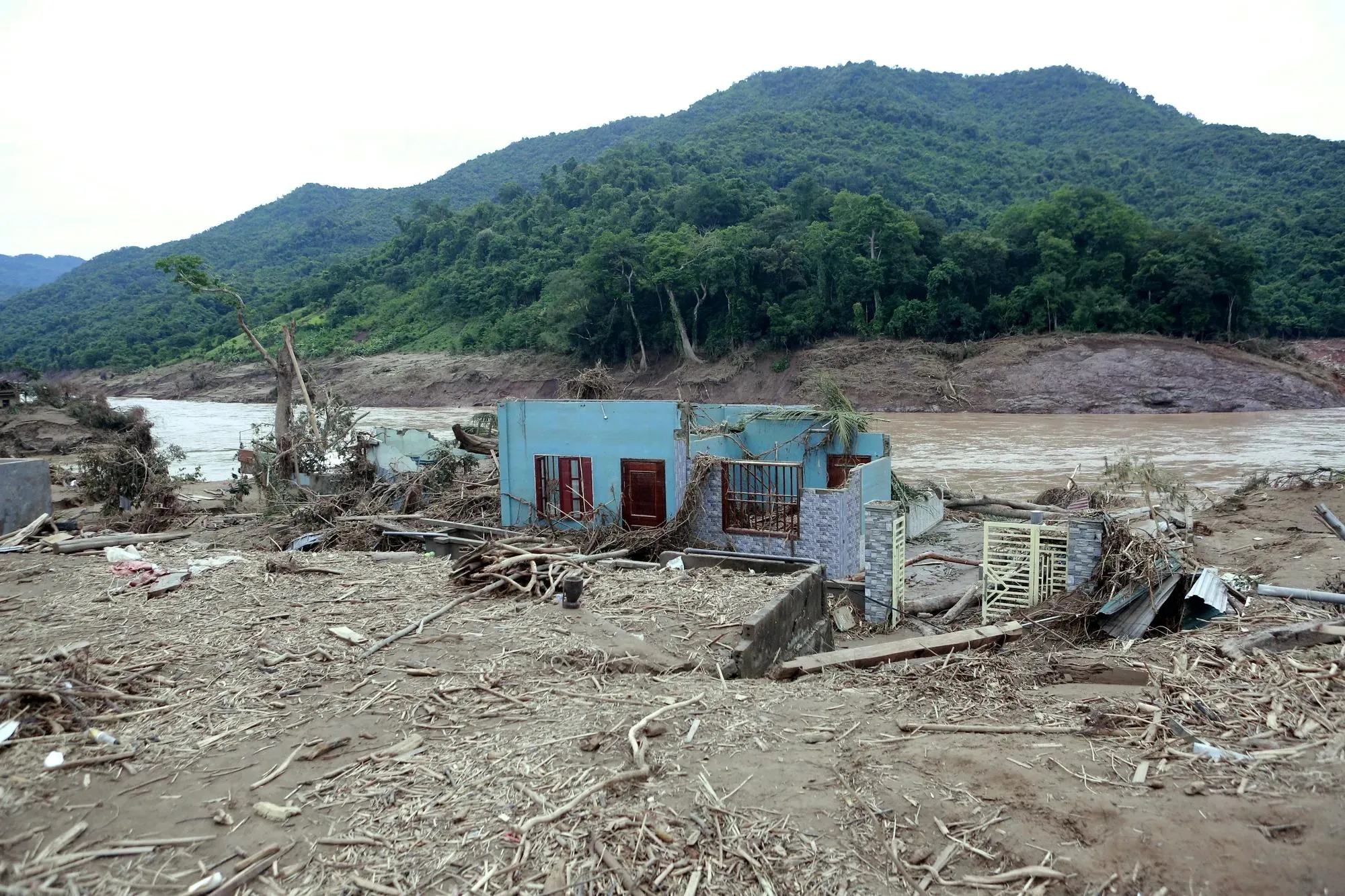 Lũ dữ cuốn qua xã Mỹ Lý ở thượng nguồn hồ thủy điện Bản Vẽ.