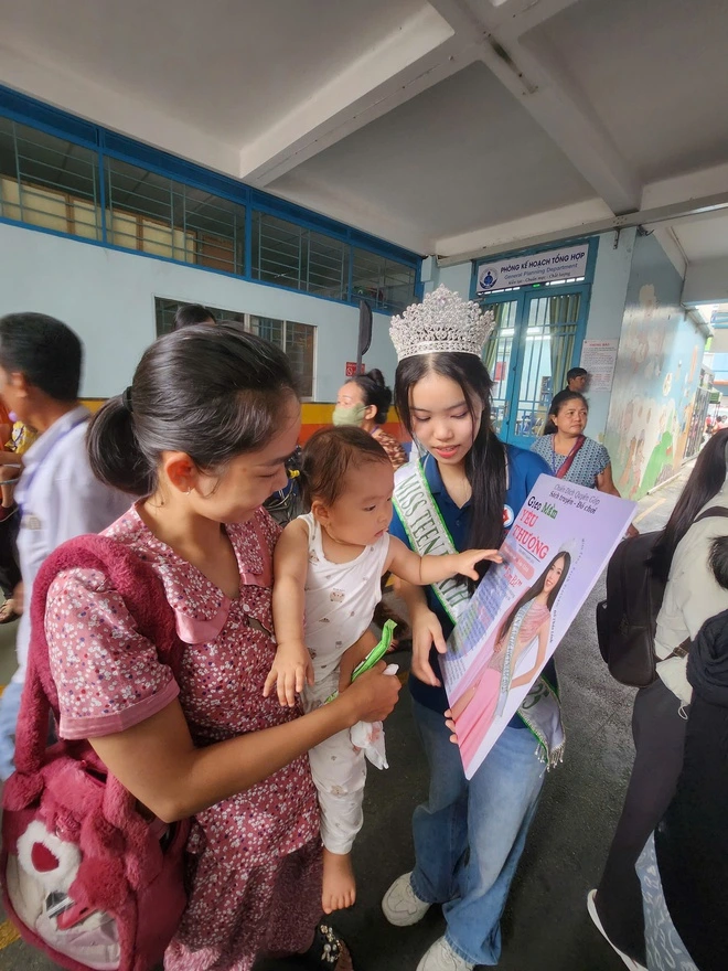 Thảo Linh cùng bạn bè tham gia hoạt động Gieo mầm yêu thương tại Bệnh viện Nhi đồng 1