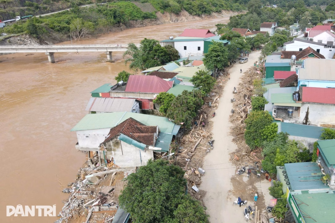 Khung cảnh hoang tàn ở bản Cửa Rào ngổn ngang gỗ, bùn chất đầy bản làng (Ảnh: Nguyễn Phê).