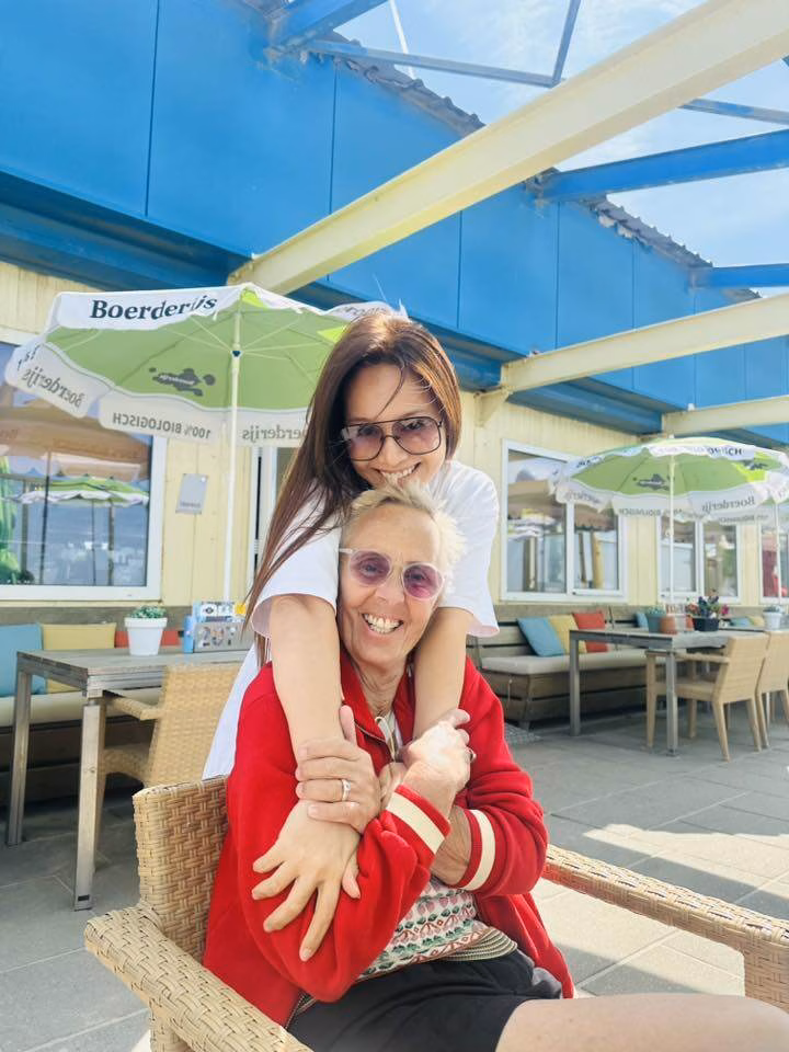 Nữ ca sĩ gần gũi với mẹ chồng.