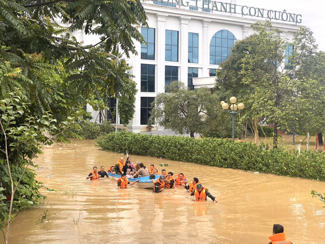 Các cán bộ, chiến sỹ Công an xã Con Cuông di dời người dân đến nơi an toàn tránh lũ