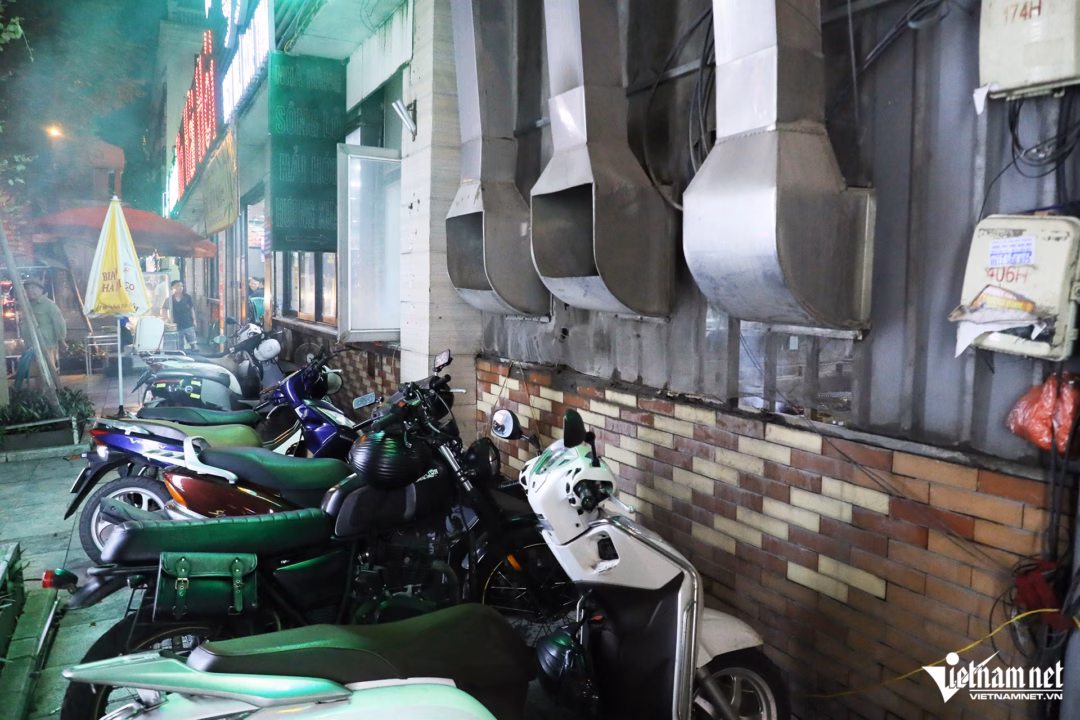 Khi tổ công tác tuần tra trên phố Nguyễn Tuân (phường Thanh Xuân, Hà Nội), phát hiện tại bãi xe của một quán bia có nhiều phương tiện nên đã vào tuyên truyền.