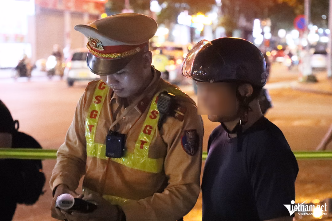 Ngay trong tối cùng ngày, CSGT đã phát hiện một nam tài xế điều khiển xe máy vi phạm nồng độ cồn ở mức 1 (quy định tại Nghị định 168/2024).