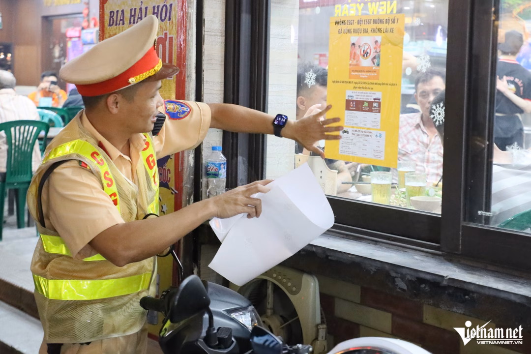 Lực lượng CSGT đã dán nhiều bảng tuyên truyền về mức phạt vi phạm nồng độ cồn tại những vị trí dễ thấy trong quán bia.