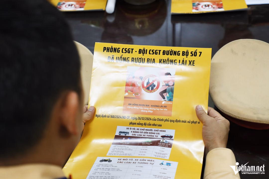 Anh Đức (trú tại phường Thanh Xuân, Hà Nội) tỏ ra bất ngờ khi thấy CSGT tuyên truyền trực tiếp trong quán bia, nhưng cũng hứa sẽ gửi lại xe máy và đi xe ôm về nhà sau "cuộc vui".