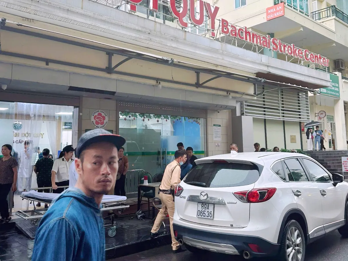 Chỉ sau ít phút, dưới sự hỗ trợ của CSGT, người bệnh đã được đưa đến Bệnh viện an toàn.