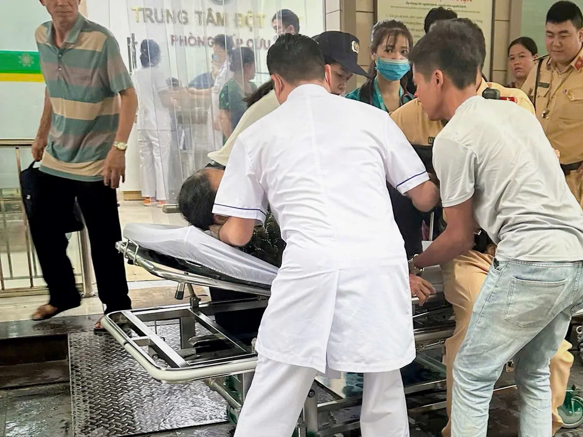 Các y, bác sỹ Bệnh viện Bạch Mai nhanh chóng hỗ trợ người bệnh.