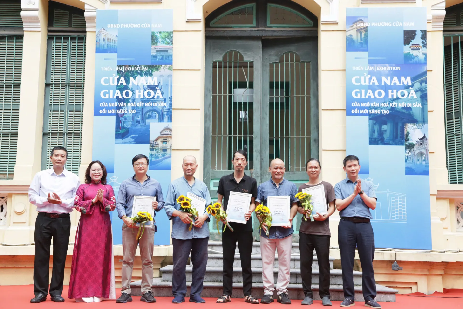 Bí thư Đảng uỷ phường Cửa Nam Phạm Tuấn Long tặng hoa chúc mừng các tác giả có tác phẩm tại triển lãm