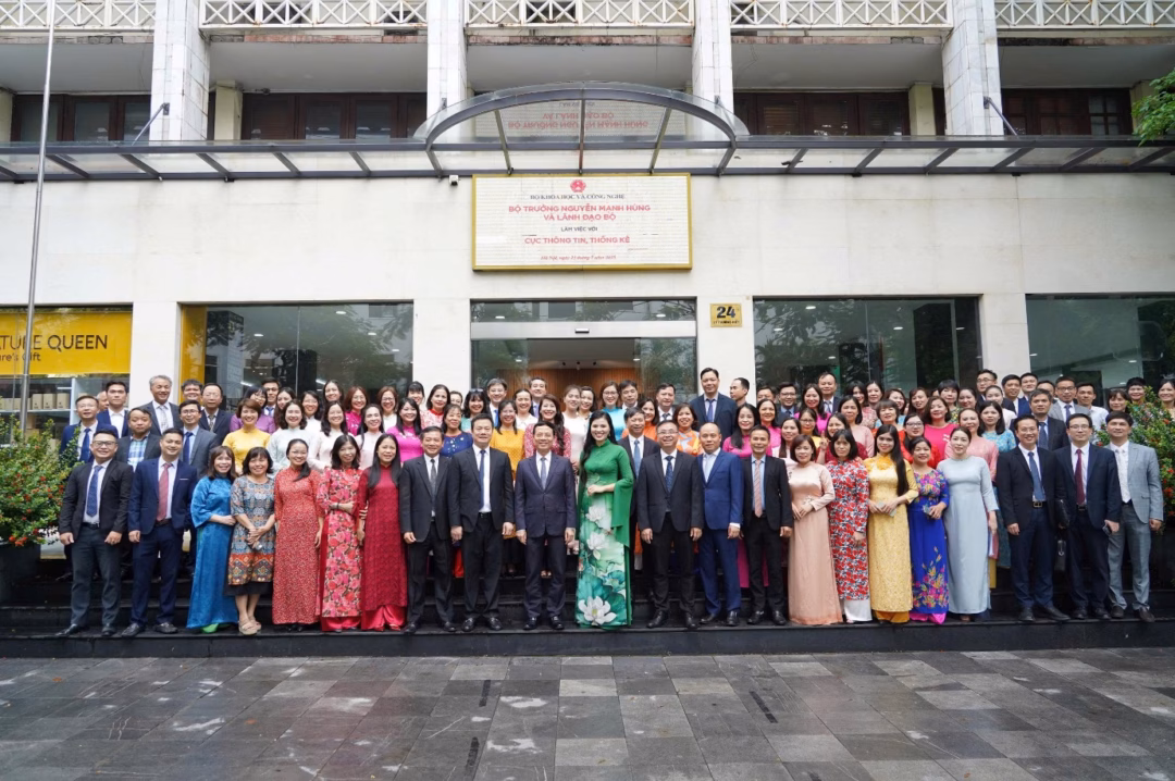 Bộ trưởng Nguyễn Mạnh Hùng chụp ảnh lưu niệm cùng tập thể cán bộ Cục Thông tin, Thống kê.