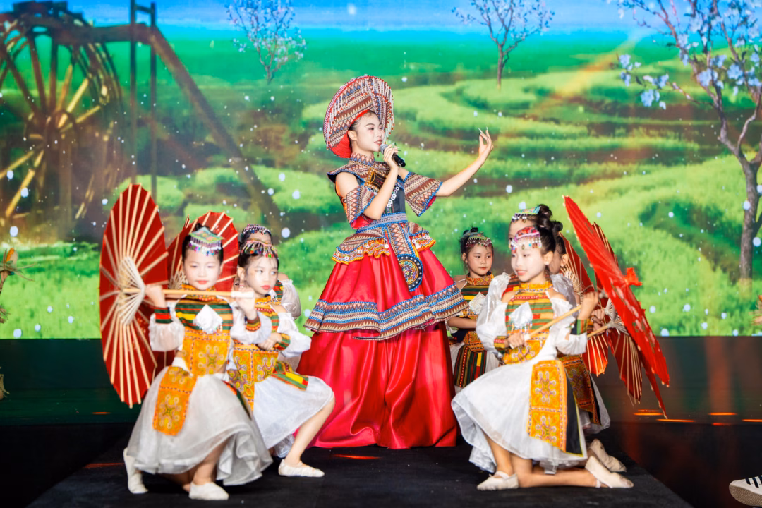 Hơn 100 mẫu nhí "gây bão" tại Bảo tàng Hà Nội với show diễn đậm chất Tây Bắc- Ảnh 6.