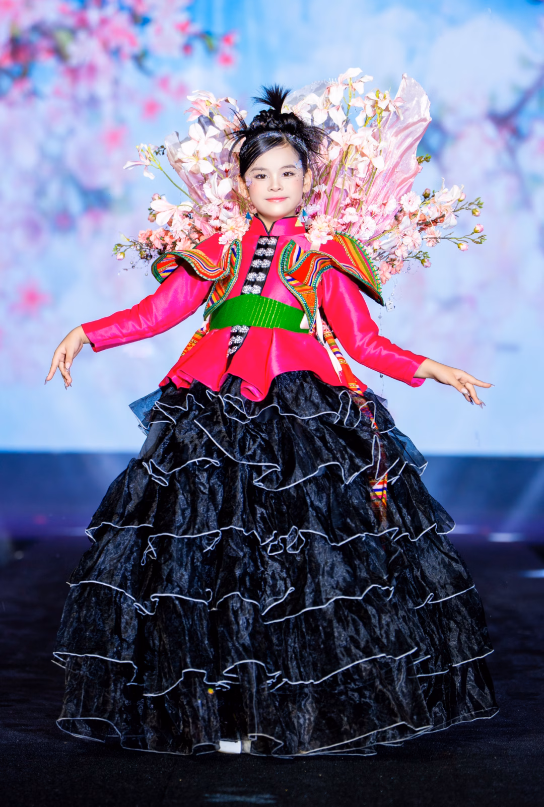 Bảo tàng Hà Nội biến thành sàn diễn đậm chất Tây Bắc.