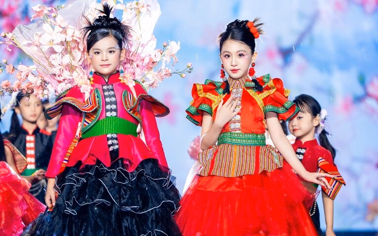 Các người mẫu tự tin sải bước.