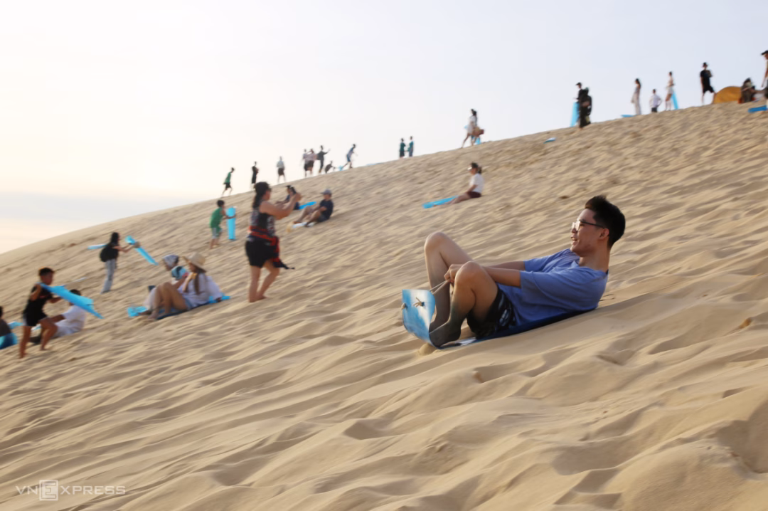 Đứng trên đỉnh đồi thường có gió lớn, thổi vù vù bên tai. Ngày nắng nóng cát có thể bay bụi mù, du khách nên đeo kính để có trải nghiệm an toàn.